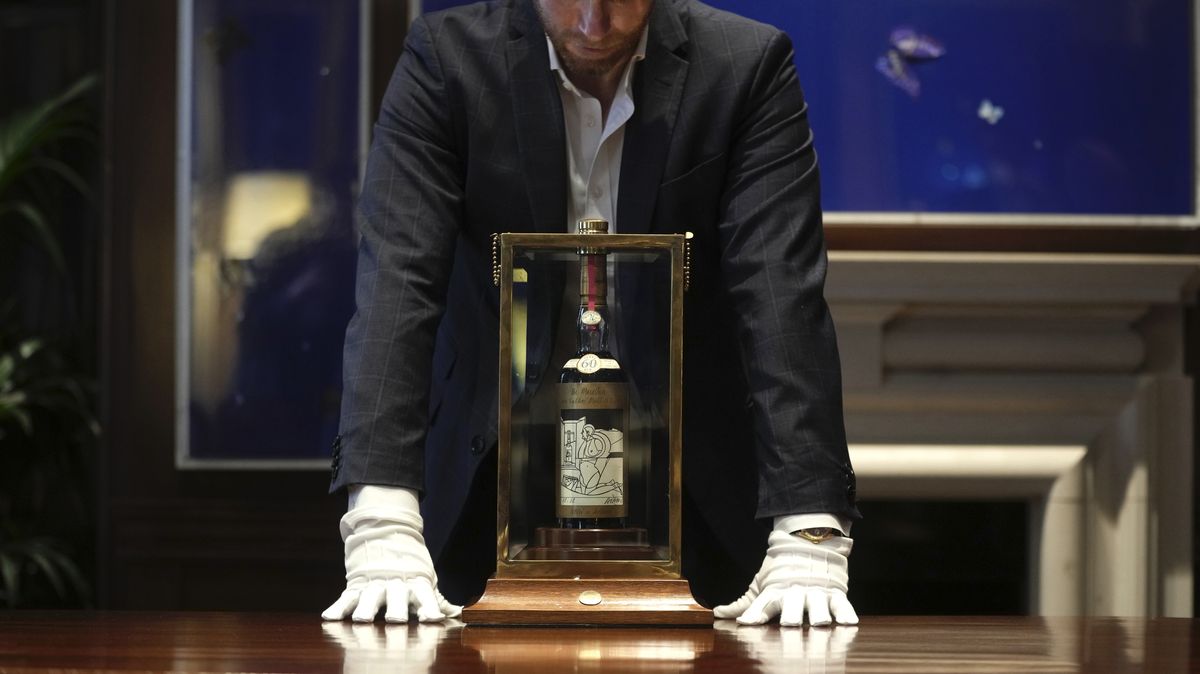 Lahev archivní whisky se prodala za rekordních 2,2 milionu liber